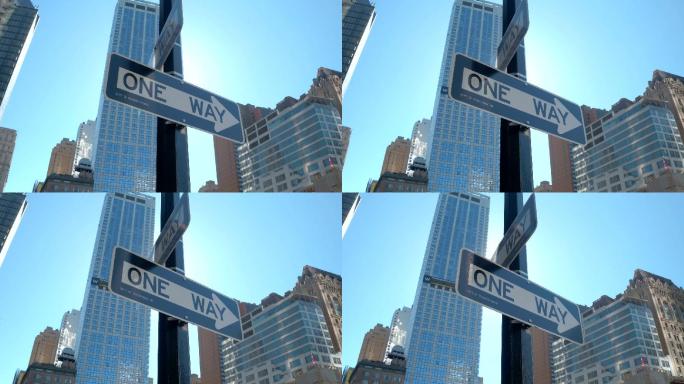 阳光明媚的纽约市，路标映衬蓝天