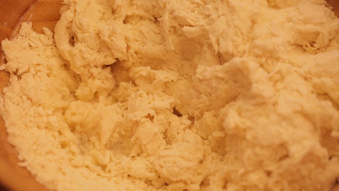 木盆加面粉和面团 (6)