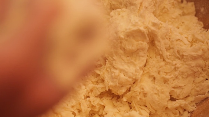 木盆加面粉和面团 (5)