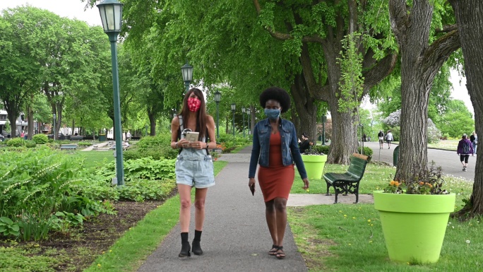 在公园里戴着自制口罩的妇女