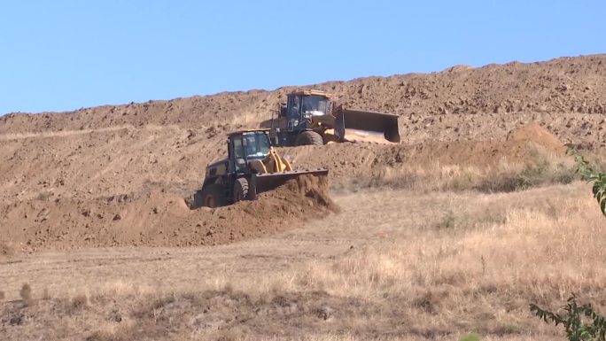 多辆铲车平整土地修建梯田准备春耕