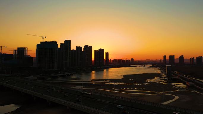 航拍青岛城市剪影，夕阳下的风河