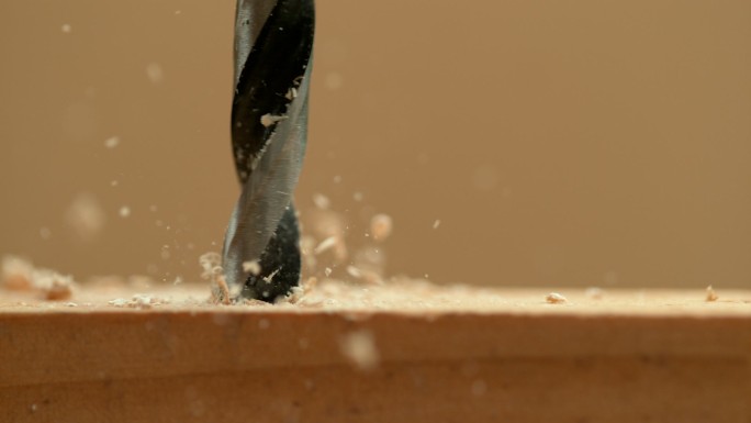 工匠在工件上钻孔机械钻木木屑