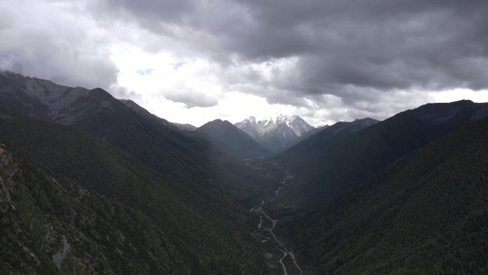 川西高原甘孜神山雅拉雪山乌云峡谷航拍