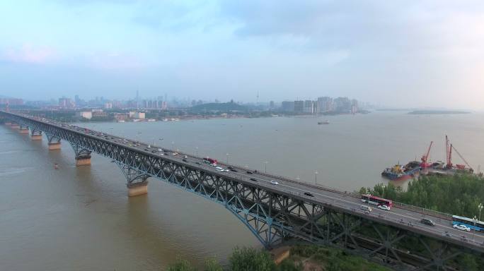 中国南京长江大桥高速公路立交桥车流量交通