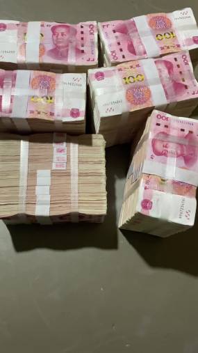 60万现金高清放桌子上视频素材视频素材