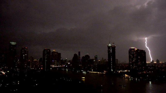 城市夜间闪电天空云层黑夜夜晚雷击乌云暴雨