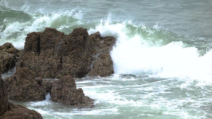 阴天海浪礁石冲击大海升格