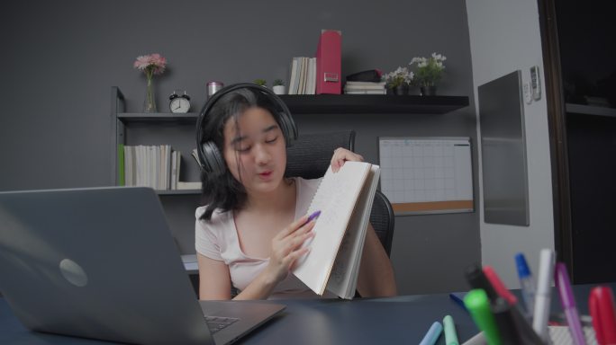少女通过笔记本电脑向朋友解释数学作业