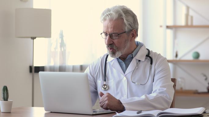 医生与患者在笔记本电脑上进行视频通话