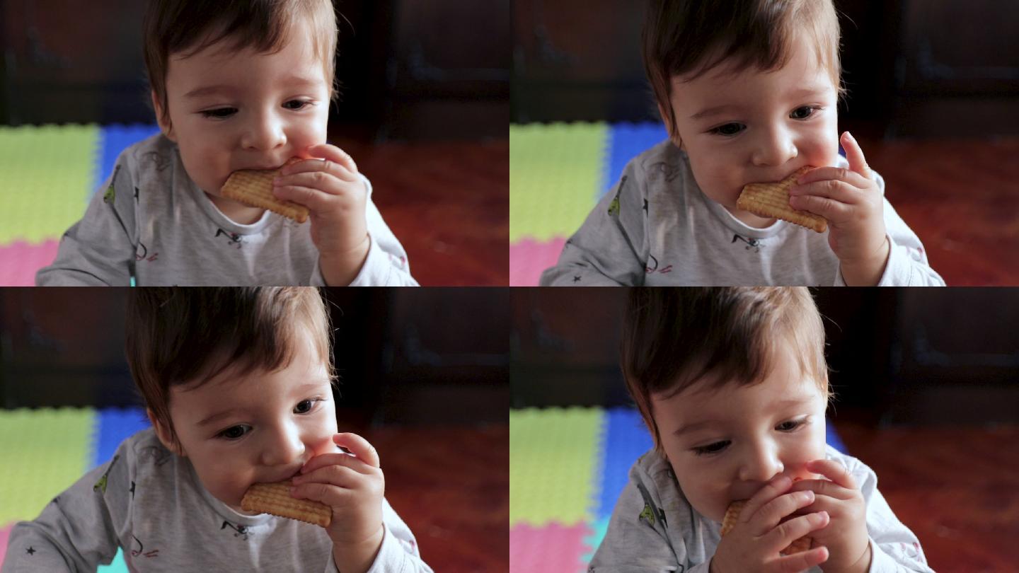 小男孩站在客厅里吃着饼干