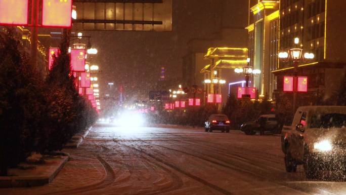 夜晚下着大雪的街道4K实拍