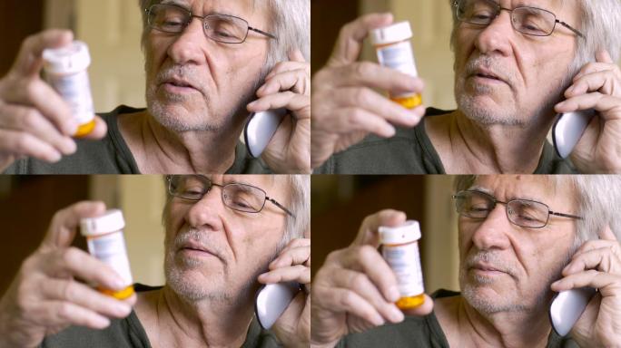 老人拿着药瓶用翻盖手机给医生打电话
