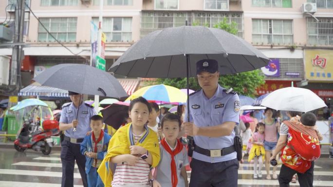 文明出行、交警警察执勤护送学生放学