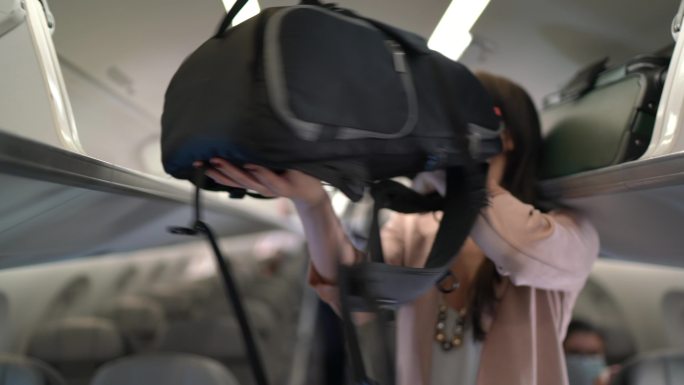 戴着口罩的飞机女乘客