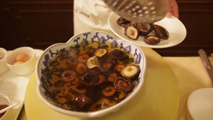 青花瓷碗泡发香菇 (7)