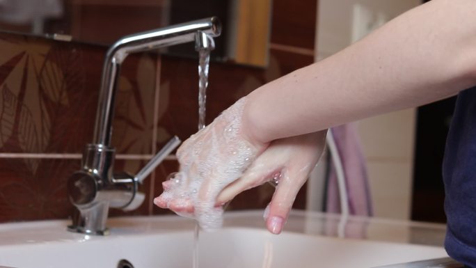 女人教我们如何正确洗手。