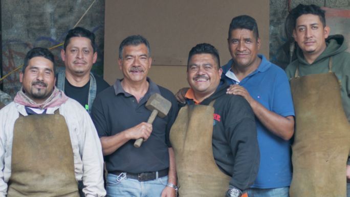 微笑的墨西哥男人墨西哥工匠墨西哥工人墨西