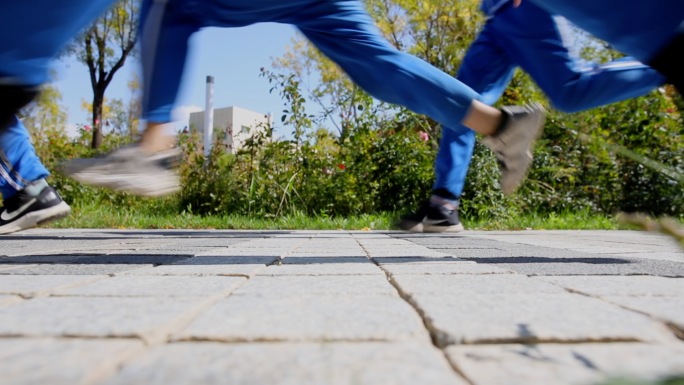 学生孩子奔跑脚步特写