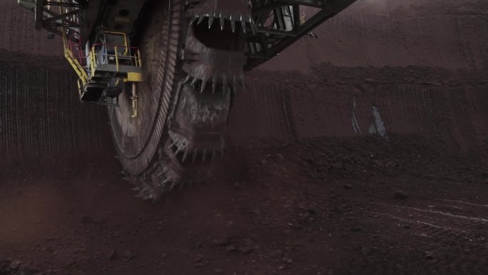 挖掘煤炭的重型采矿机