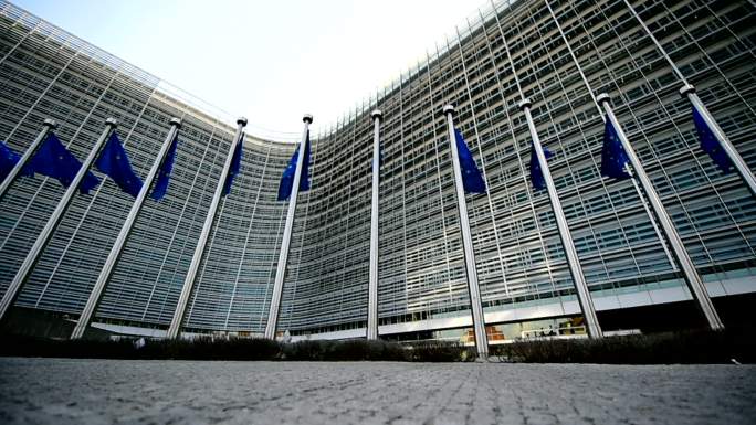 欧盟委员会总部前随风飘扬的欧盟旗帜
