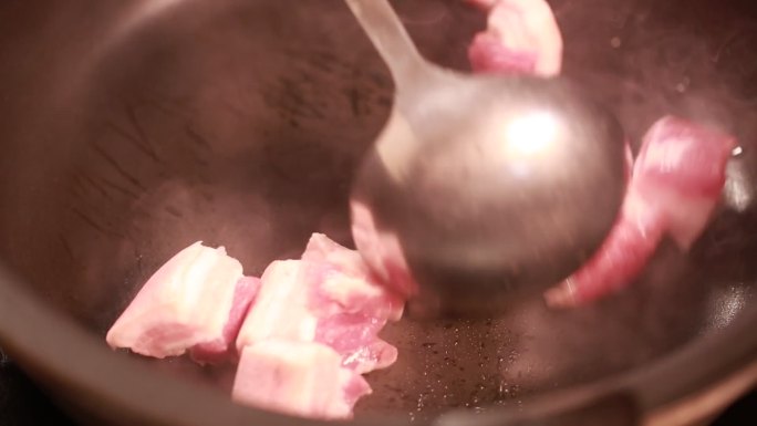 砂锅炒制猪肉五花肉熬猪油 (2)