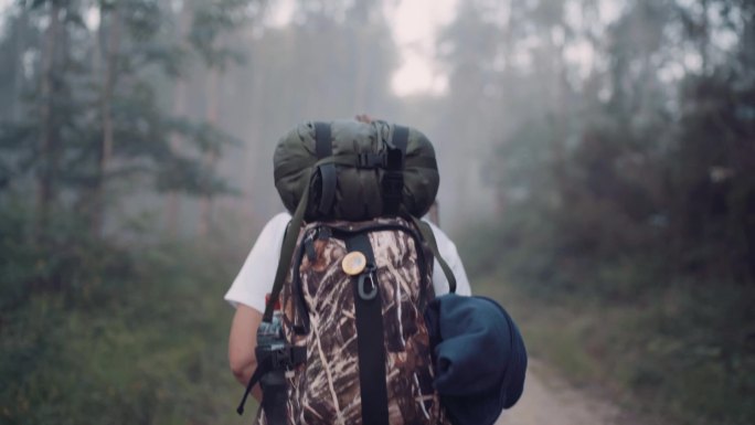 女背包客的慢镜头探险背影野外生存