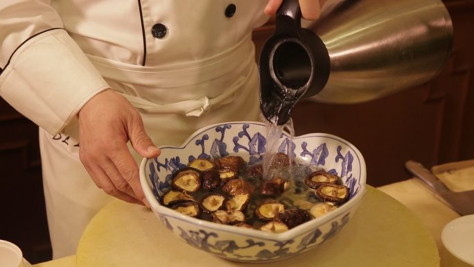 青花瓷碗泡发香菇 (3)