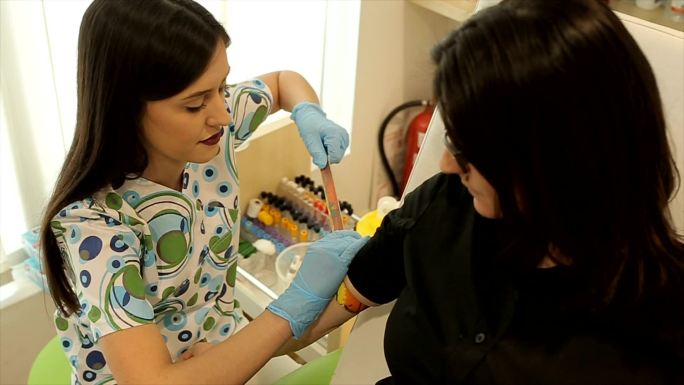 护士准备抽血病毒白细胞血液测试