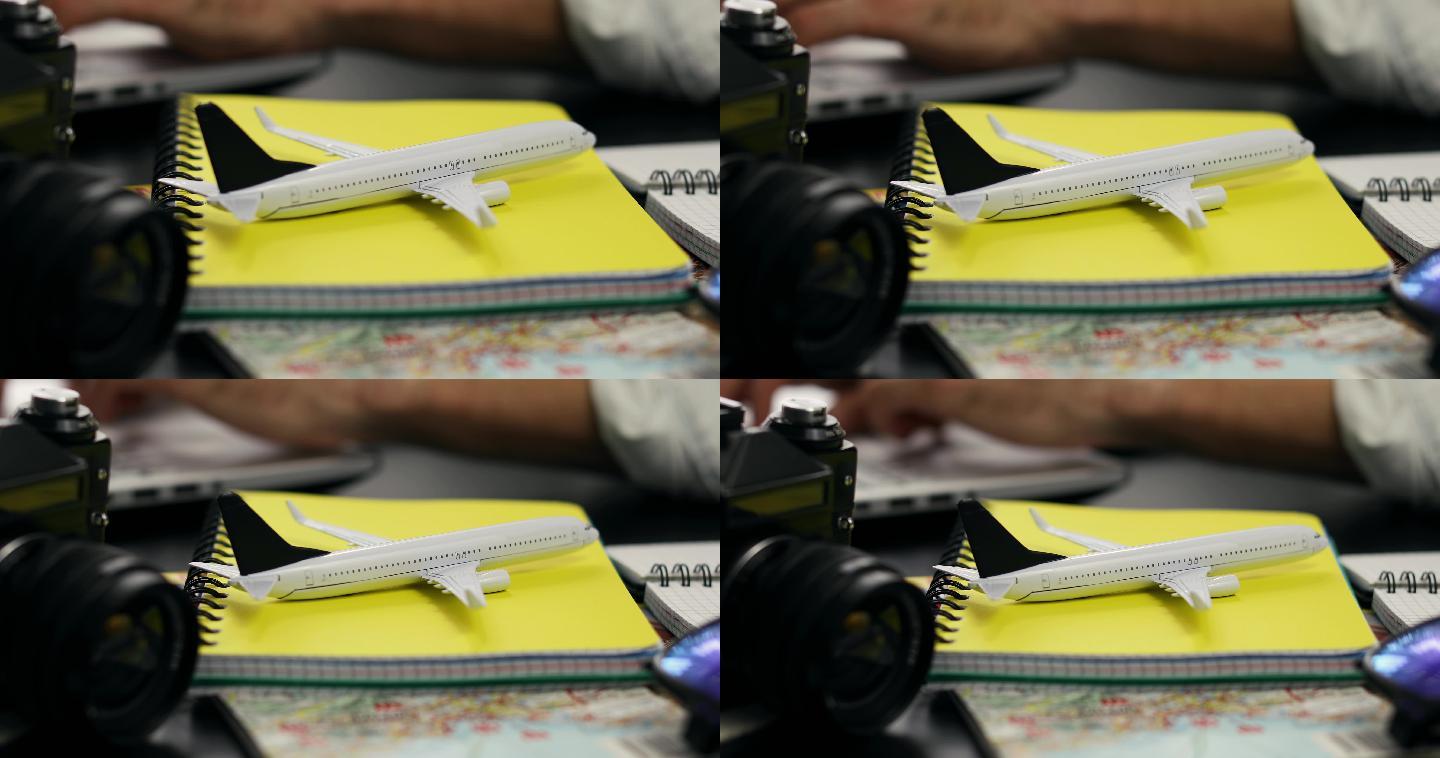 笔记本上的飞机模型