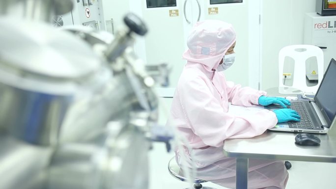 科学家正在生物实验室用显微镜检测冠状病毒