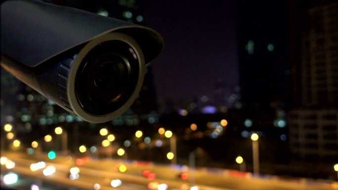 城市夜景的监控摄像机特写镜头