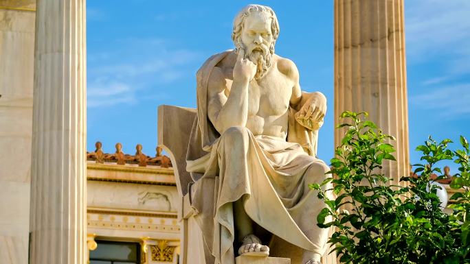 希腊哲学家苏格拉底在大理石椅子上的雕像
