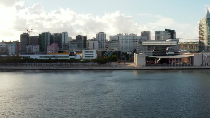 里斯本海湾的缆车美景