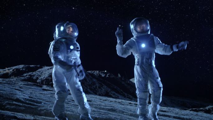 宇航员穿着宇航服在外星球表面跳舞