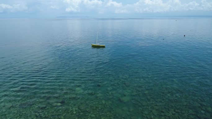 大海里安静停靠的小船海边