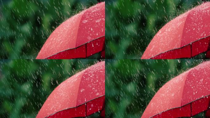 大雨落在红伞上