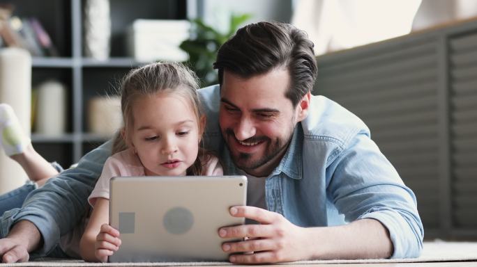 爸爸和女儿用平板电脑