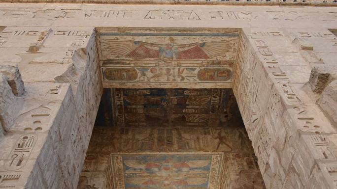 古埃及庙宇中的象形文字雕刻和立柱