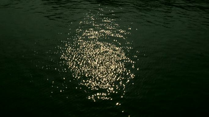 水中的光影