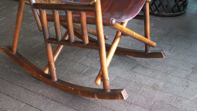 砖地板上的木制摇椅