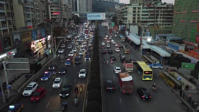 航怕城市车流，交通堵车，车流量大，车多。