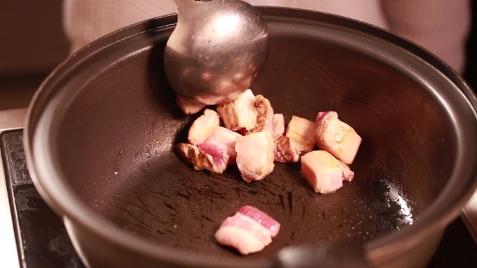 砂锅炒制猪肉五花肉熬猪油 (5)