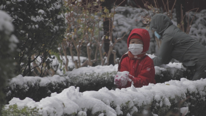 下雪天游人爬山赏雪拍雪看雪