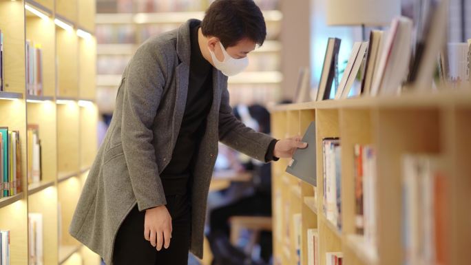 中国男子在书架前找书