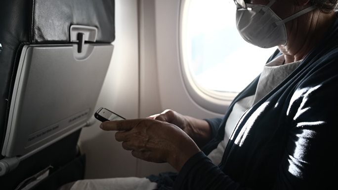 安全旅行飞机座舱座位上使用手机