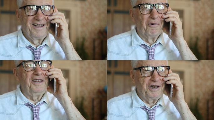 一位老年人正在打电话