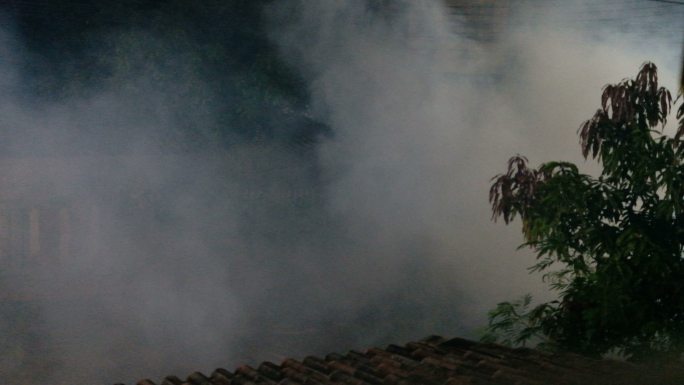 空气中的烟雾云雾缭绕乌烟瘴气迷雾山雾