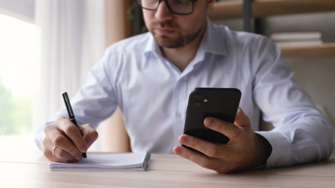 男子在室内使用智能手机