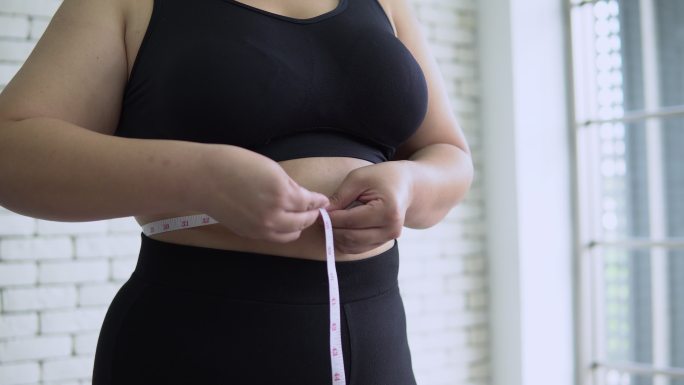 女人测量腰围肥胖